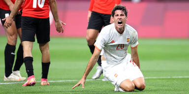 Juan Miranda (Spanisches Fußball-Olympiateam) kniet mit schmerzverzerrtem Gesicht am Rasen.