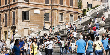 Touristen dürfen nicht mehr auf Spanischer Treppe sitzen