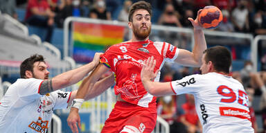 Handball: Tobias Wagner und Thomas Seidl (beide Fivers)  versuchen Boris Zivkovic (Hard) zu blocken