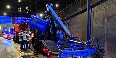 Lastwagen blieb mit Ladung an Wiener Stadionbrücke hängen