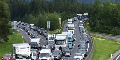 Unfälle und Reiseverkehr sorgen für Stau-Chaos