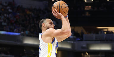 NBA-Star Curry knapp vor Dreier-Rekord