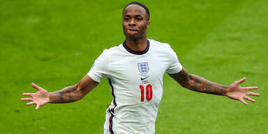 EM 2020: Stürmer Raheem Sterling jubelt für England