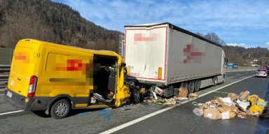 Tödlicher Verkehrsunfall: Paketzusteller prallte ungebremst  gegen LKW