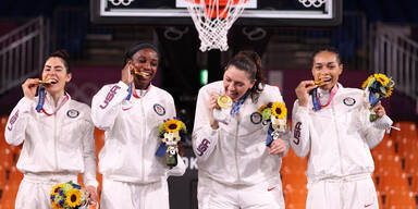 Das Frauen-Olympiateam der USA jubelt über Gold im 3x3-Basketball-Bewerb