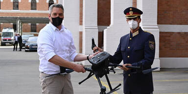 Nehammer übergib die ersten Drohnen an Landespolizeidirektor Martin Huber