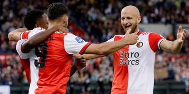 Gernot Trauner (Feyenoord) jubelt mit seinen Teamkollegen