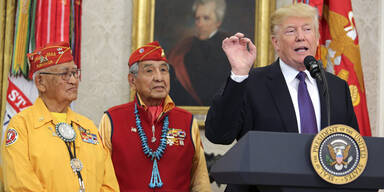 Trump verspottet Navajo-Veteranen im Weißen Haus