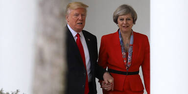 Hier hält Donald Trump Händchen mit Theresa May