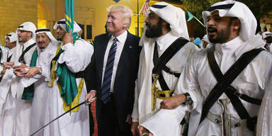 Völlig irre: Hier tanzt Trump mit Saudis Säbel-Tanz