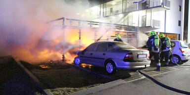 Acht Autos gehen in Tulln in Flammen auf