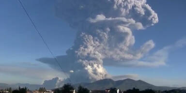 Vulkan Tungurahua spuckt Lava und Asche