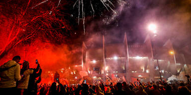 Geisterspiel: PSG-Fans feiern Pyro-Party vorm Stadion