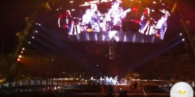 Bono jammt mit blindem Fan auf der Bühne