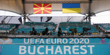 EM 2020: Die Flaggen von Ukraine und Nordmazedonien im Stadion von Bukarest