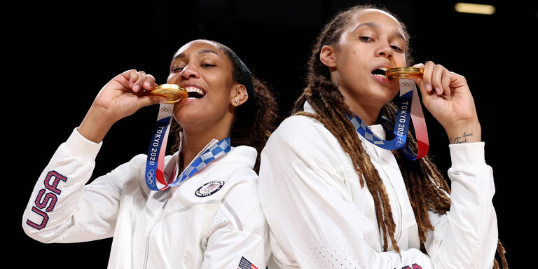 US-Basketballerinnen Brittney Griner und A'Ja Wilson posieren mit ihrer Gold-Medaille