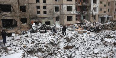 Nach russischem Raketenangriff zerstörtes Wohnhaus in Kiew