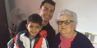 Cristiano Ronaldo mit Sohn und Großmutter