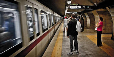 Regen-Drama: Jugendlicher stürzt unter U-Bahn