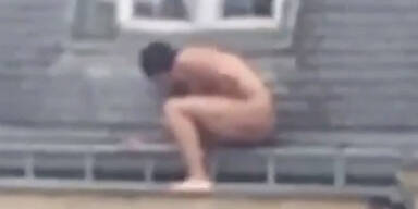 Hier versteckt sich ein Mann nackt auf dem Dach