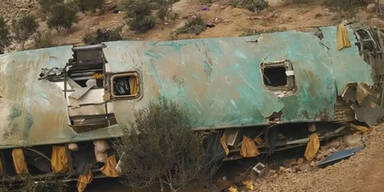 Bus stürzt 200m in die Tiefe: 36 Tote