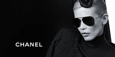 Claudia Schiffer modelt Chanel-Kollektion