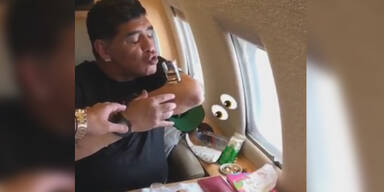 Koks-Eklat? Maradona feiert im Flieger mit verdächtigem Päckchen