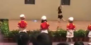 Pole-Tänzerin tritt bei Kindergarten-Fest auf