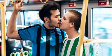 Rapid- und Inter-Fan küssen sich in der U-Bahn
