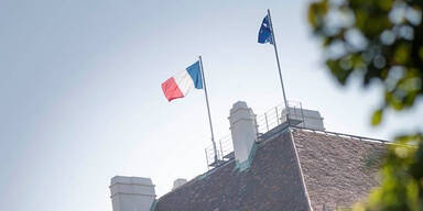 Französische Flagge weht auf der Hofburg