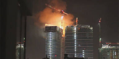 Hochhausbrand in Warschau  in hundert Metern Höhe