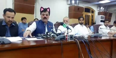 Pakistanische Politiker saßen mit Katzenfilter in Pressekonferenz