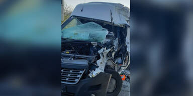 Klein-Lkw crasht in Kolonne: Lenker schwer verletzt