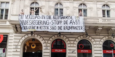 Irrer Nackt-Protest: Deutsche Botschaft in Wien von Aktivisten besetzt | Dannenröder Forst  A49