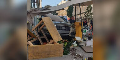 Pkw-Lenker crasht in Blumenstand