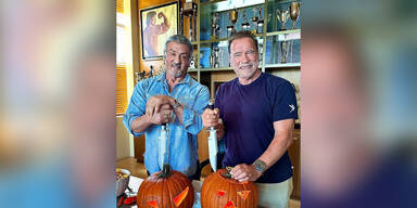 Arnie und Stallone schnitzen Halloween-Kürbisse
