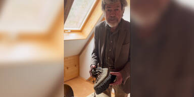 Reinhold Messner erhält zweiten Schuh von Bruder