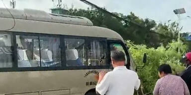 Bus rast in Schülergruppe