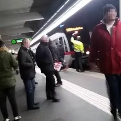 Schlägerei: Männer stürzen vor U-Bahn