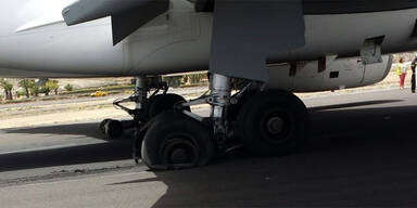 Flugzeug-Reifen explodieren bei Landung