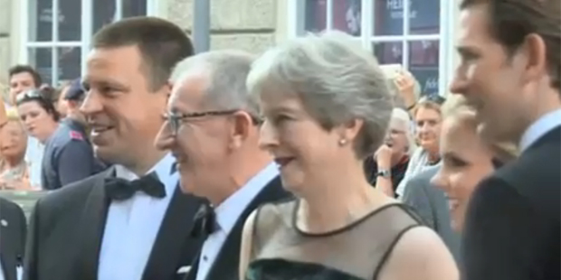 Theresa May gemeinsam mit Ehemann Philipp, Kanzler Sebastian Kurz und dessen Freundin Susanne Thier
