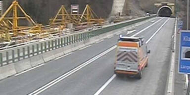 Lkw verlor in A9-Tunnel Beton: Sperre