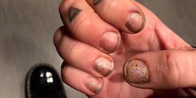 Miley Cyrus zeigt dreckige Fingernägel