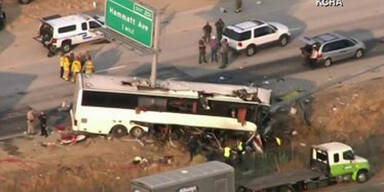 Bus von Mast aufgeschlitzt: 5 Tote