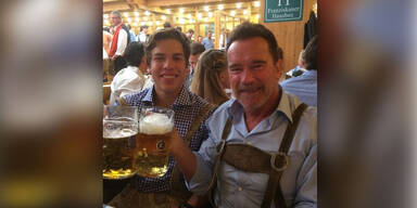 Arnold Schwarzenegger & Sohn Joseph Baena am Oktoberfest