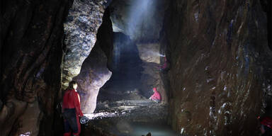 Touristen nach 6 Tagen aus Höhle befreit