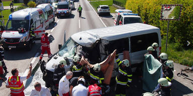 Drei Verletzte bei Schulbus-Crash