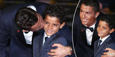 Cristiano Ronaldo knuddelt mit Sohn bei Premiere