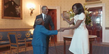 Hier shaked eine 106-jährige Oma mit Obama