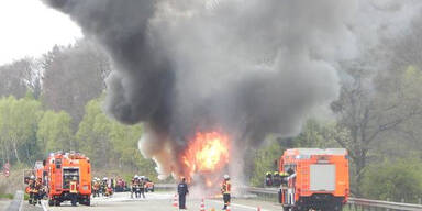Wiener Reisebus brannte auf deutscher Autobahn aus